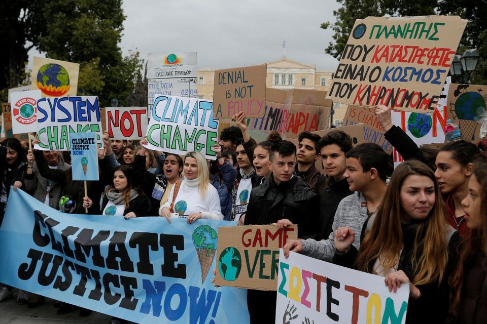 Εικόνες από την πορεία των μαθητών στην Αθήνα.