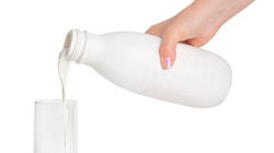 La otra vida de una botella de plástico: qué ocurre cuando llega a una planta de