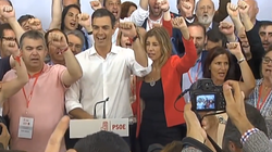 Pedro Sánchez celebra su victoria cantando La