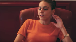 La madre de la artista fallecida Gata Cattana canta una canción de su hija en un homenaje en