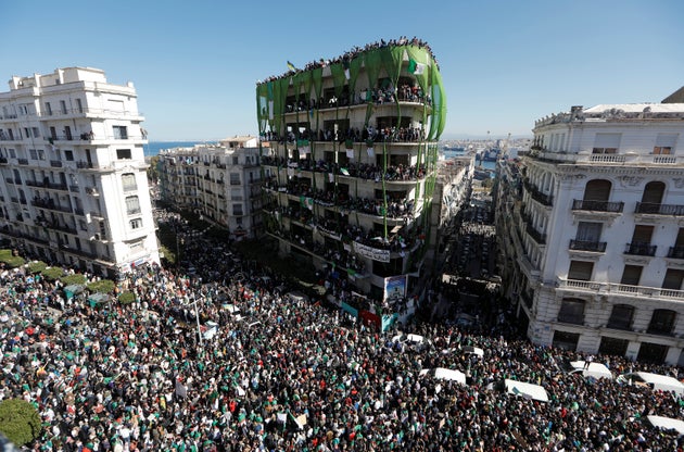 Un tsunami humain déferle sur Alger pour dire non au prolongement du 4e