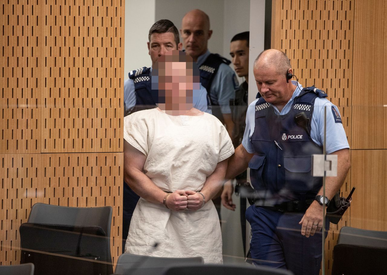 Ο Μπρέντον Χάριστον Ταράντ, Αυστραλός υπήκοος, ντυμένος με τη λευκή στολή των κρατούμενων και χωρίς παπούτσι εμφανίστηκε σήμερα στο δικαστήριο όπου του απαγγέλθηκε μία κατηγορία για ανθρωποκτονία.