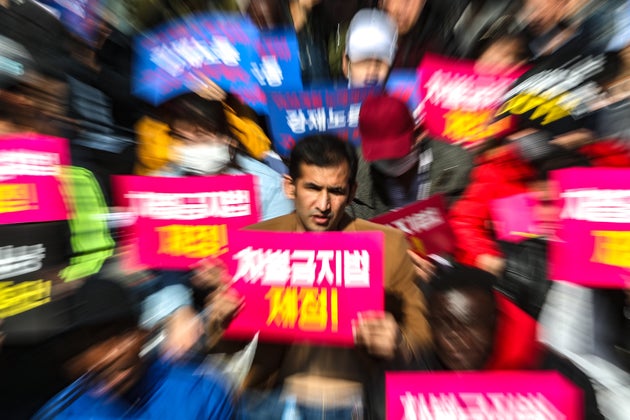 17일 오후 서울 중구 보신각 앞에서 열린 세계인종차별철폐의날 기념집회에서 참석자들이 차별금지법 제정을 촉구하며 구호를 외치고 있다. 이번 집회에서 난민인권네트워크 및 외국인이주노동운동협의회 등 참석자들은