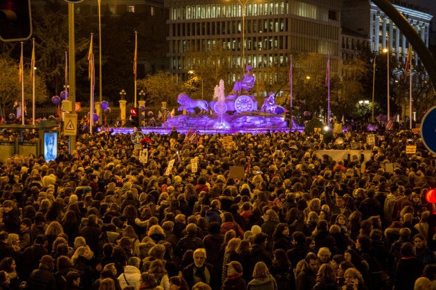La fuente de Cibeles iluminada de violeta el 8M de 2018 en Madrid.