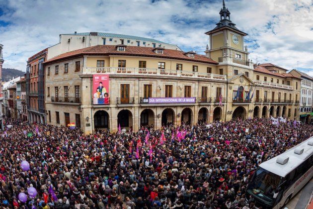 Multitudinaria concentración ante el ayuntamiento de Oviedo para exigir igualdad el 8M de 2018.