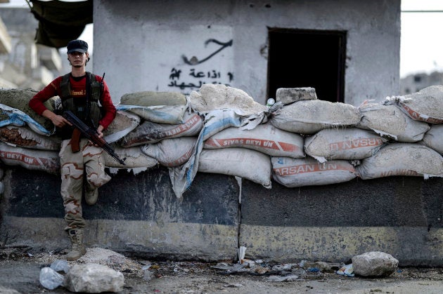 Un insurgente monta guardia en Idlib en Siria, el 13 de octubre del 2018. (Ugur Can/DHA vía AP, archivo)