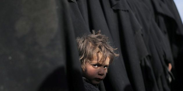Un niño mira a la cámara en Baghouz, en la provincia de Deir Al Zor, tras escapar de la zona que el ISIS ha controlado en los últimos cuatro años.