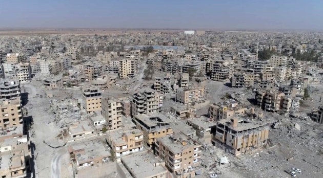 ARCHIVO - Esta imagen de archivo del 19 de octubre del 2017 tomada de un video de un dron muestra edificios destruidos en Raqqa, Siria, dos días después de que las Fuerzas Demócraticas Sirias dijeron que habían cesado los operativos militares para echar al grupo Estado Islámico. (AP Foto/Gabriel Chaim)