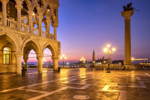 Vista de la Plaza San Marcos al amanecer, en Venecia.