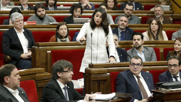 Inés Arrimadas interpela a Carles Puigdemont en el Parlament de Cataluña.