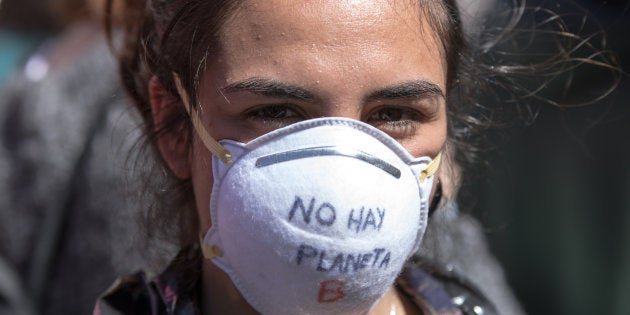Una joven se manifiesta este viernes en Madrid contra el cambio climático.