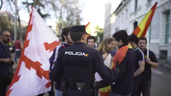Las aplaudidas palabras de un policía a unos jóvenes con banderas de España en la manifestación