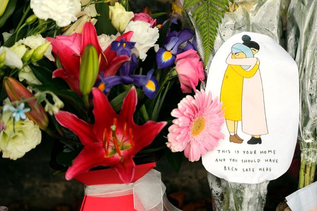 Ενα από τα πολλά συγκινητικά σημειώματα, που άφησαν παιδιά μαζί με λουλούδια κοντά στον τόπο της σφαγής των αθώων από τους τρομοκράτες.