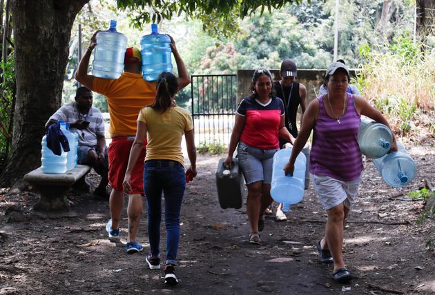 H πιο σοβαρή παρενέργεια του μπλακάουτ στην Βενεζουέλα ήταν η έλλειψη πόσιμου νερού, με αποτέλεσμα οι πολίτες να ξεχυθούν στους δρόμους για να βρουν το πολυτιμότερο αγαθό σε βυτία ή... ποτάμια.
