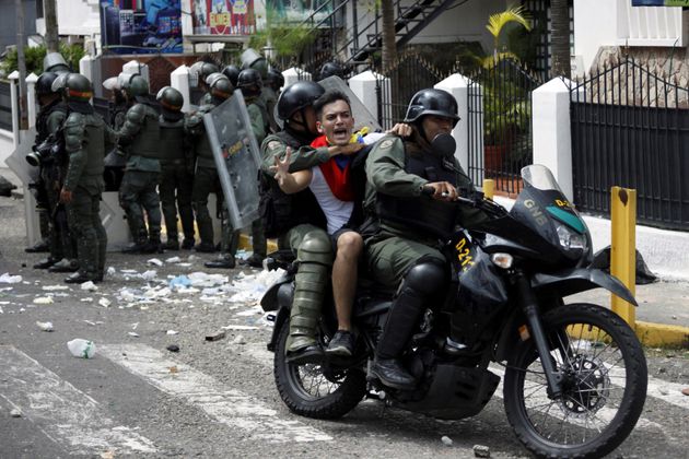 Ο στρατός χρησιμοποιείται και ως δύναμη καταστολής σε συγκεντρώσεις εσχάτως στην Βενεζουέλα.