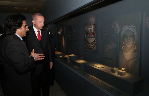 Ο Τούρκος Πρόεδρος μπροστά στα εκθέματα του μουσείου.
