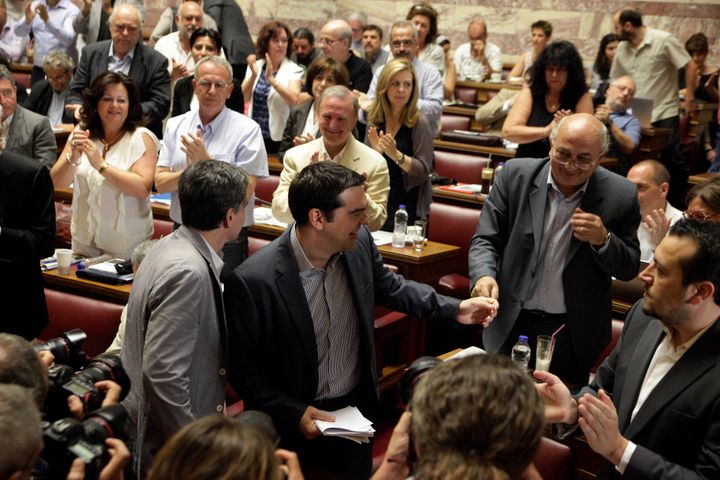 Εδώ ο Αλέξης Τσίπρας ενώ χειροκροτείται από τους βουλευτές του ΣΥΡΙΖΑ, στο πλαίσιο συνεδρίασης της κοινοβουλευτικής ομάδας.