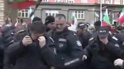 Varios policías de Bulgaria, afectados por spray pimienta al usarlo contra el