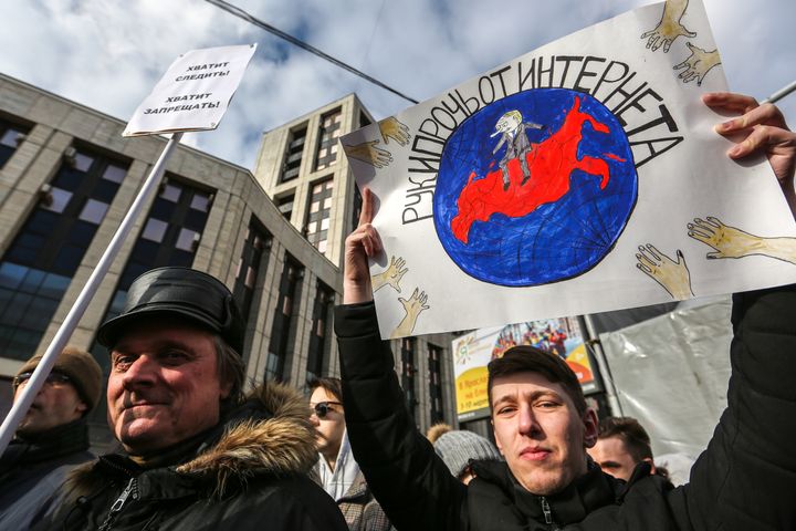 プーチン政権がインターネットの規制を強化していることに反対する集会参加者たち。プラカードには「インターネットから手を引け」と書かれている＝3月10日、モスクワ