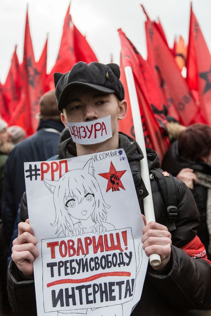 「みなさん、インターネットの自由を要求しよう！」と書かれた紙を掲げる集会参加者＝3月10日、モスクワ