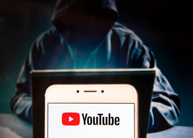 Auch Stunden nach der Gewalttat fanden sich noch Clips des Christchurch-Anschlags auf YouTube. Usern gelang es durch diverse Tricks die KI-Software zu überlisten.