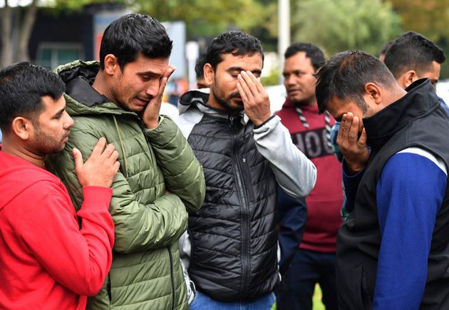 Amigos de un hombre asesinado lloran su pérdida a las puertas de un centro de asilo en