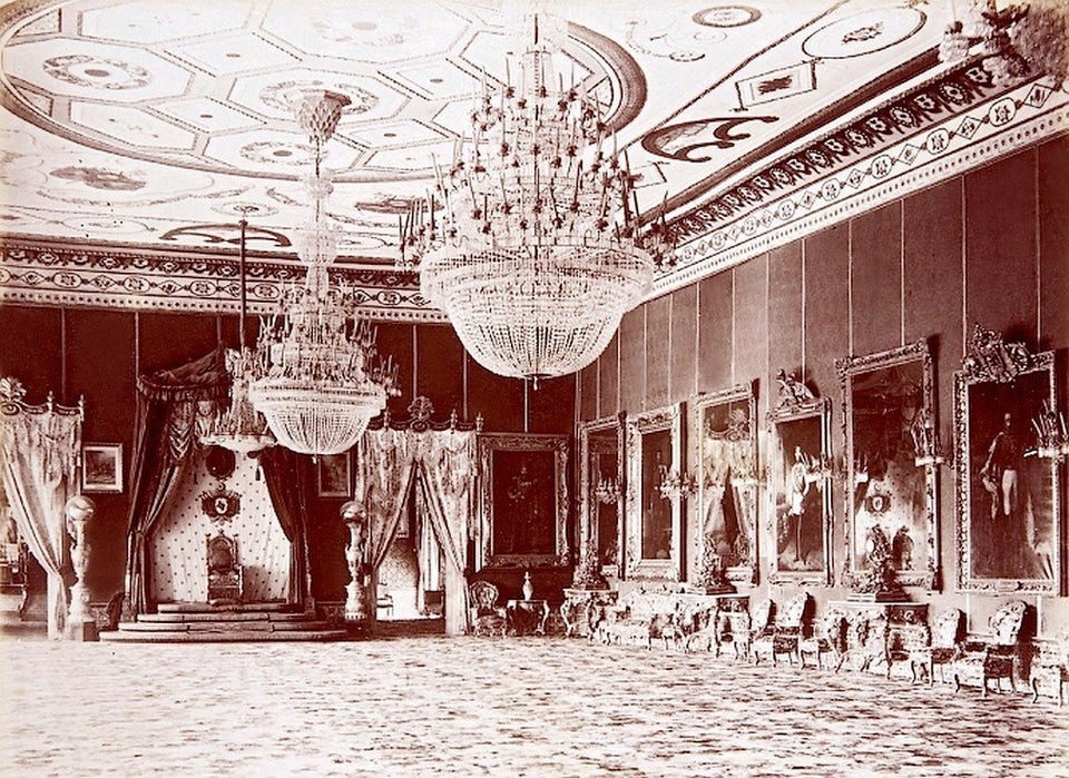 Photographie datée vers 1880, permettant de voir la grande salle du trône du palais...