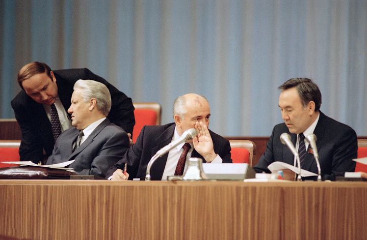 Τα παλιά μεγαλεία... Εδώ ο Ναζαρμπάγεφ πλάι στον Μιχαήλ Γκορμπατσόφ και στον Μπόρις Γιέλτσιν, το μακρινό 1991.