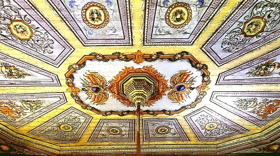 Gros plan sur le plafond, peint à l'italienne, du grand patio couvert du palais de Ksar Saïd....