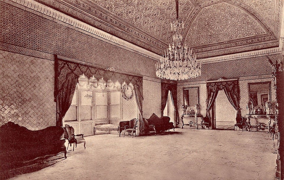 Photographie, remontant à 1905, du salon rectangulaire (salon du Traité) au palais de Ksar Saïd....