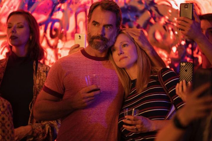 Mary Ann Singleton (Laura Linney, right) canoodles with gay pal Michael “Mouse” Tolliver (Murray Bartlett). 