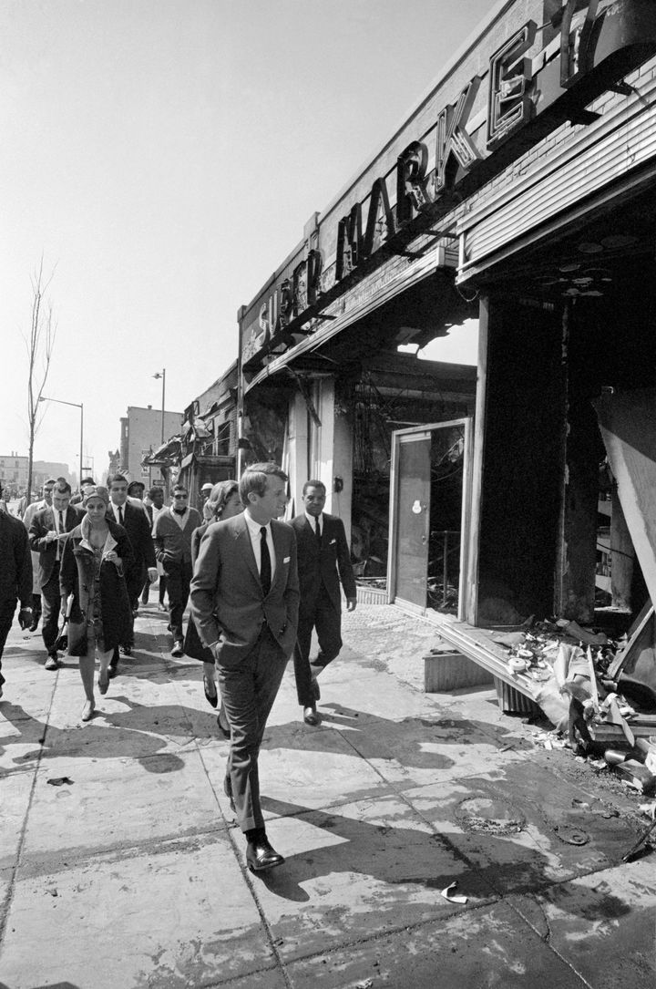 Ο Ρόμπερτ Κέννεντυ περπατά στους δρόμους λίγο μετά το ξέσπασμα που είχε προκαλέσει η δολοφονία του Μάρτιν Λούθερ Κινγκ, με καταστροφές σε ευρεία κλίμακα.