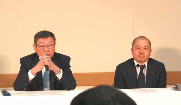 記者会見する東映・代表取締役社長の多田憲之氏と白石和彌監督