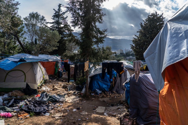 En las afueras del campamento de Vathy (Samos), los refugiados se acumulan bajo carpas y precarias tiendas de campaña, en condiciones lamentables.