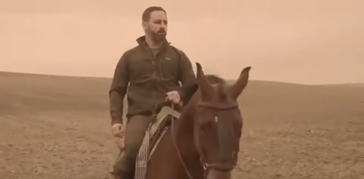 Santiago Abascal, líder de Vox, montado a caballo.