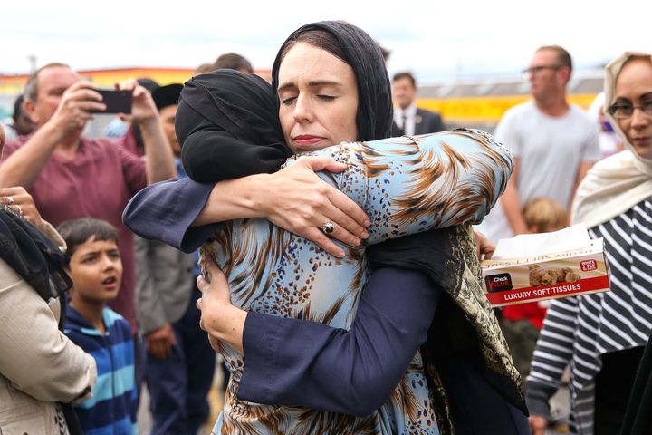 Jacinda Ardern abraza a una mujer a la salida de la mezquita de Kilbirnie en Wellington, tras los atentados en Nueva Zelanda.
