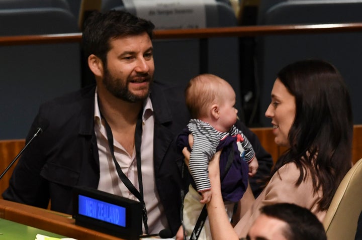 La primera ministra neozelandesa, con su hija, Neve Te Aroha Ardern Gayford, y su pareja, Clarke Gayford, en la Cumbre de Paz de Nelson Mandela en la sede de la ONU, en septiembre de 2018.