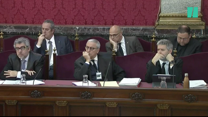 Joaquim Forn, Raül Romeva y Oriol Junqueras junto a sus abogados durante la sesión de este miércoles.