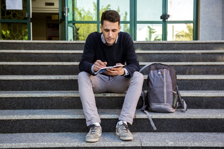 El italiano Riccardo Corradini, en la entrada de la biblioteca de la Universidad Islámica de Gaza.
