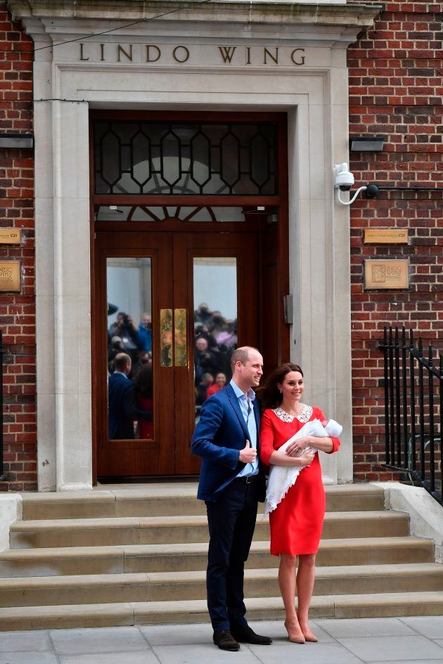 Kate Middleton Et Le Prince William Ont Presente Leur Nouveau Bebe Le Huffpost