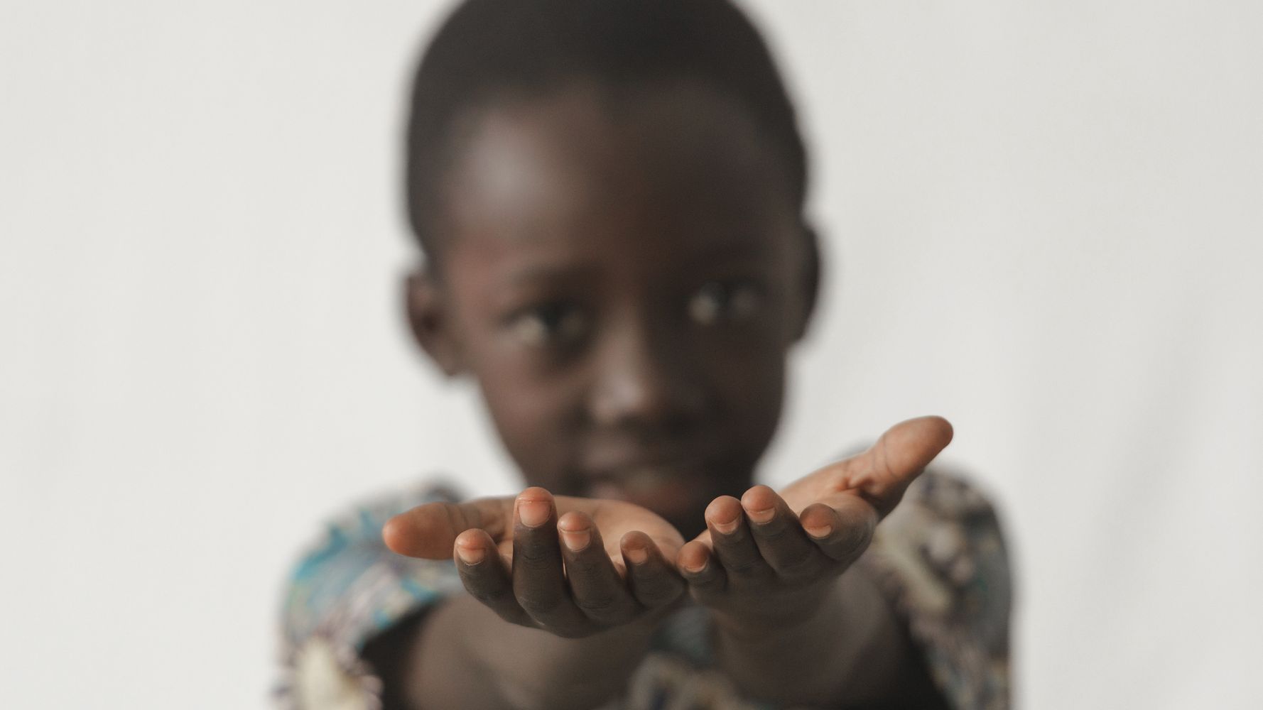 Will i take the children. Африканский мальчик. Африканские дети тянут руки к еде. Африканка и белый мальчик держатся за руки. Дети из Африки тянут руки.