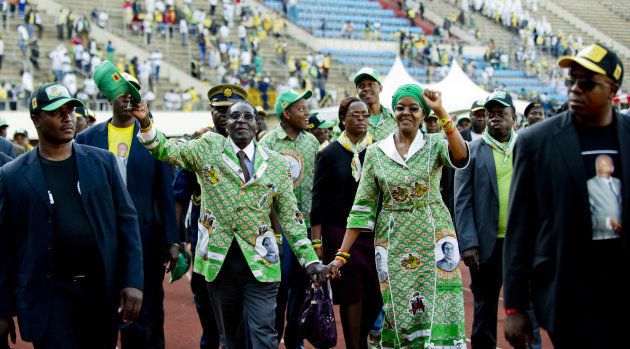 Robert Mugabe portait des costumes à son effigie, c'est ce qui arrive après 37 ans de