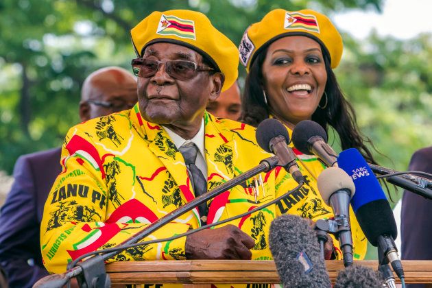 Robert Mugabe portait des costumes à son effigie, c'est ce qui arrive après 37 ans de