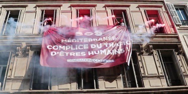 Des identitaires envahissant le siège de SOS Méditerranée à Marseille le 5 octobre