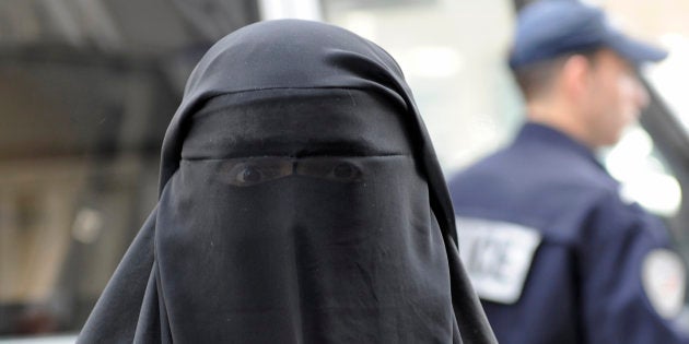 L interdiction de la burqa  menac e par l ONU  la droite 