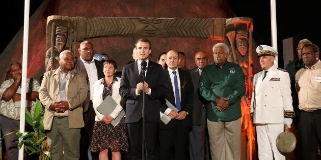 En Nouvelle Caledonie Emmanuel Macron Se Risque A Aller A Ouvea Mais Pas Dans La Grotte Le Huffpost