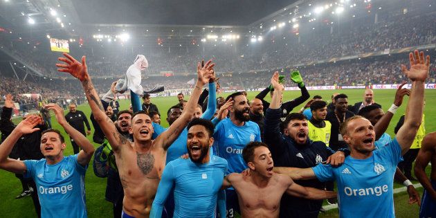 Les joueurs de l'OM font la fête devant leurs supporters après leur qualification pour la finale de l'Europa...