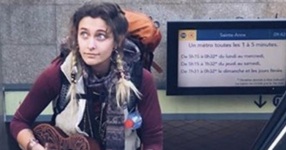 Video La Fille De Michael Jackson Joue Du Ukulele Dans Les Rues