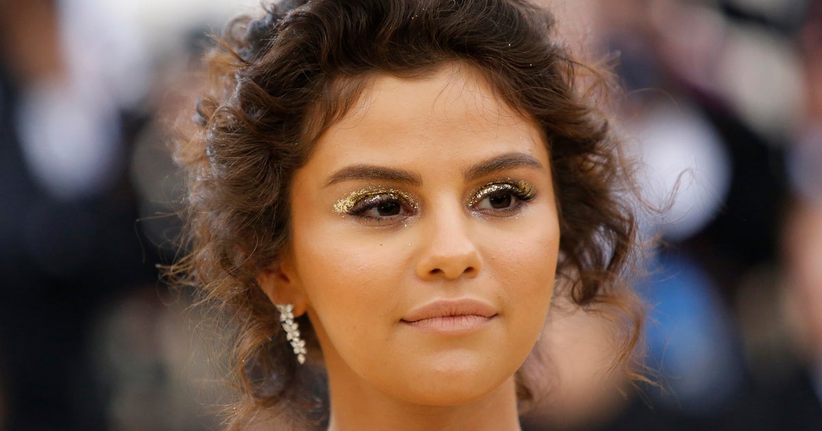 Selena Gomez S Amuse De Son Maquillage Rate Au Gala Du Met 18 Le Huffpost Selena Gomez S Amuse De Son Maquillage Rate Au Gala Du Met 18 Le Huffpost