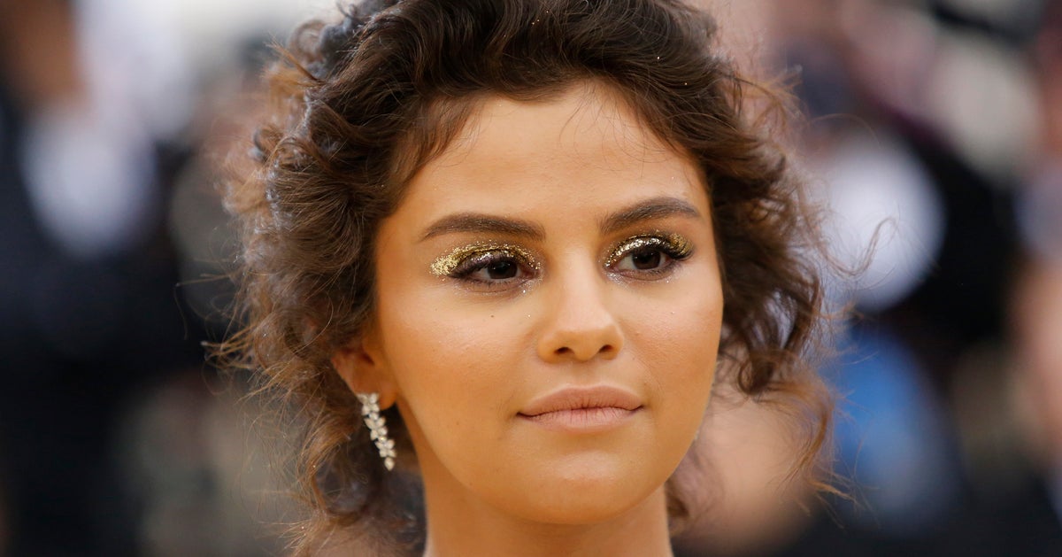 Selena Gomez S Amuse De Son Maquillage Rate Au Gala Du Met 18 Le Huffpost